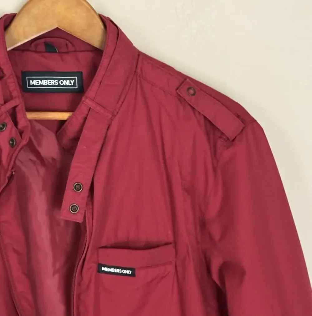 MEMBERS ONLY RED JACKET MEDIUM ZIP UP POCKETS TRAVEL LOGO SNAPS ON NECK